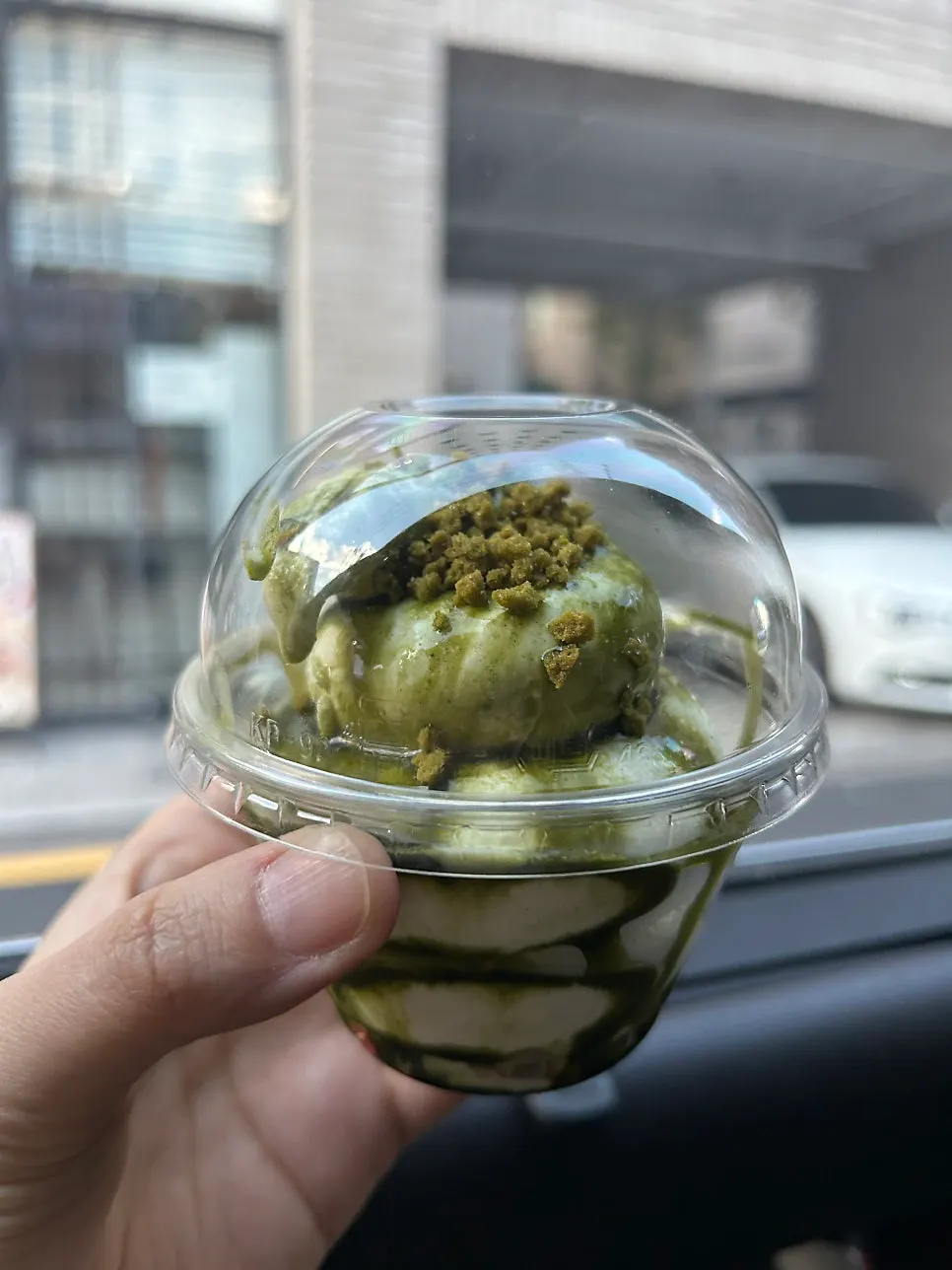 테라스 테이블에 올린 아이스크림과 아포가토