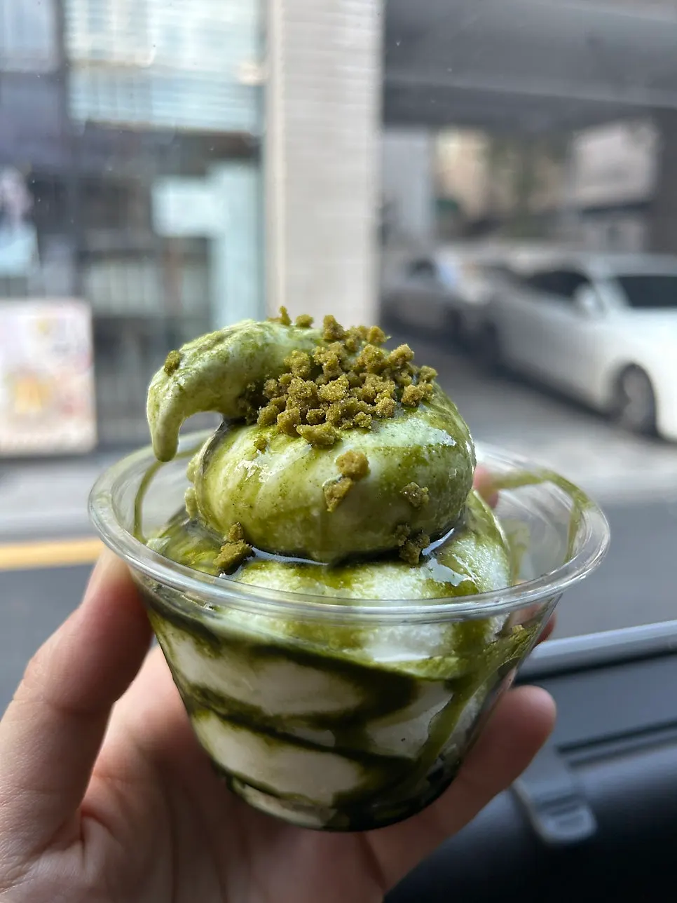 말차 소스와 크럼블 토핑 말차 아이스크림