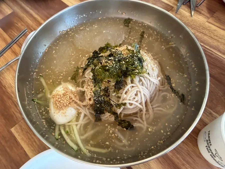 물막국수와 감자전이 차려진 한 상