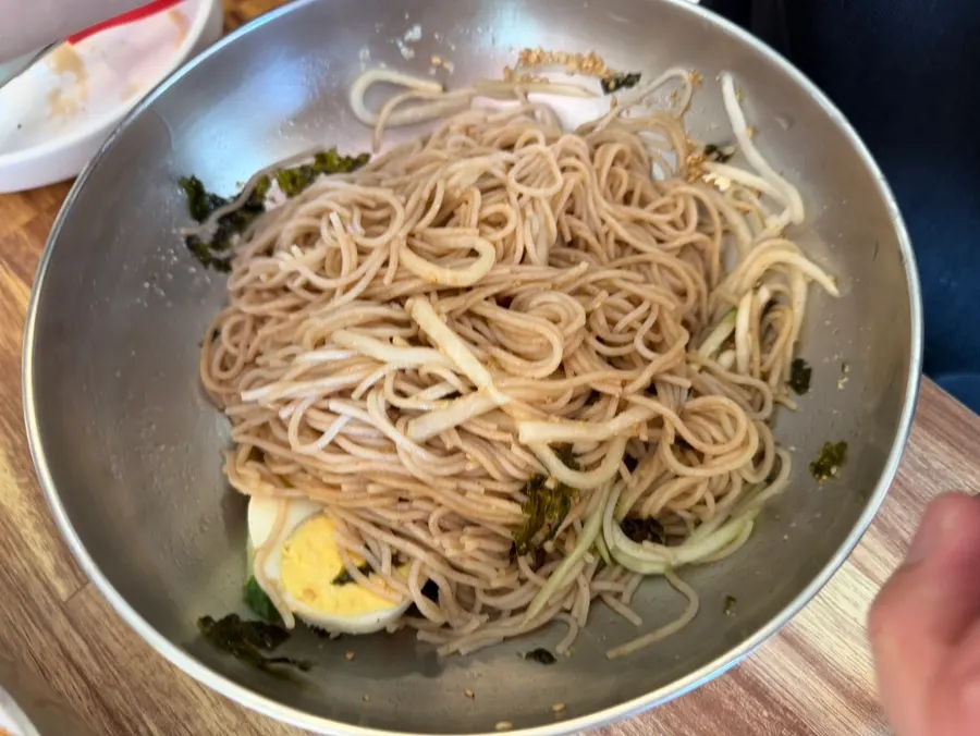 깨소금과 김가루가 올라간 물막국수