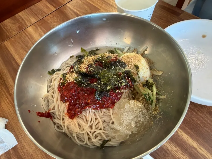 비벼 먹는 들기름막국수