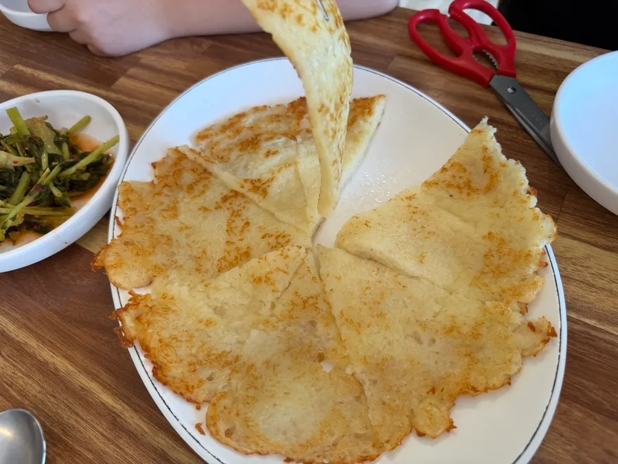 접시를 가득 채운 감자전