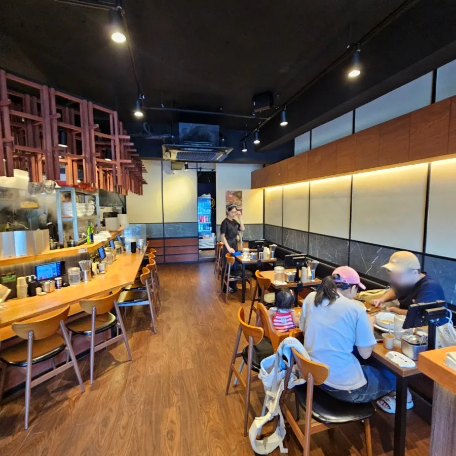 Bar seats and table seats inside Mentsuru