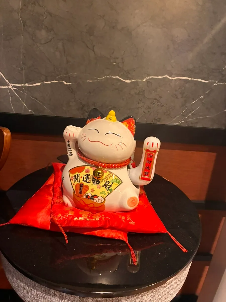 테이블 위 고양이 모양 휴대폰 거치대