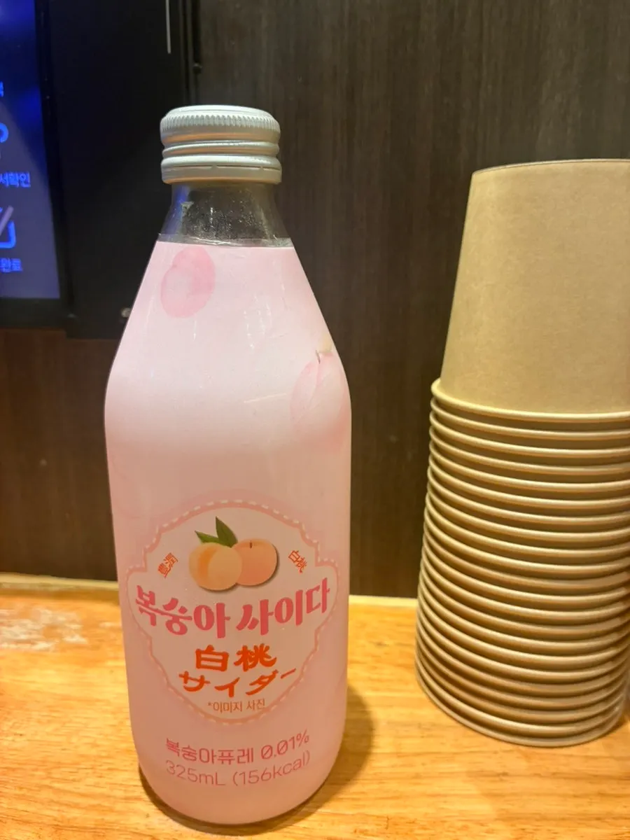 연한 핑크빛 병에 담긴 복숭아사이다