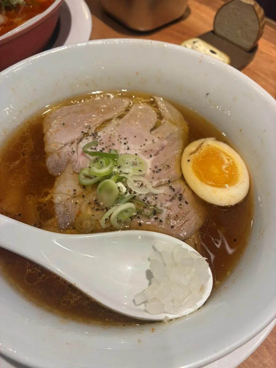 큰 차슈와 반숙 계란이 올라간 매운 쇼유라멘
