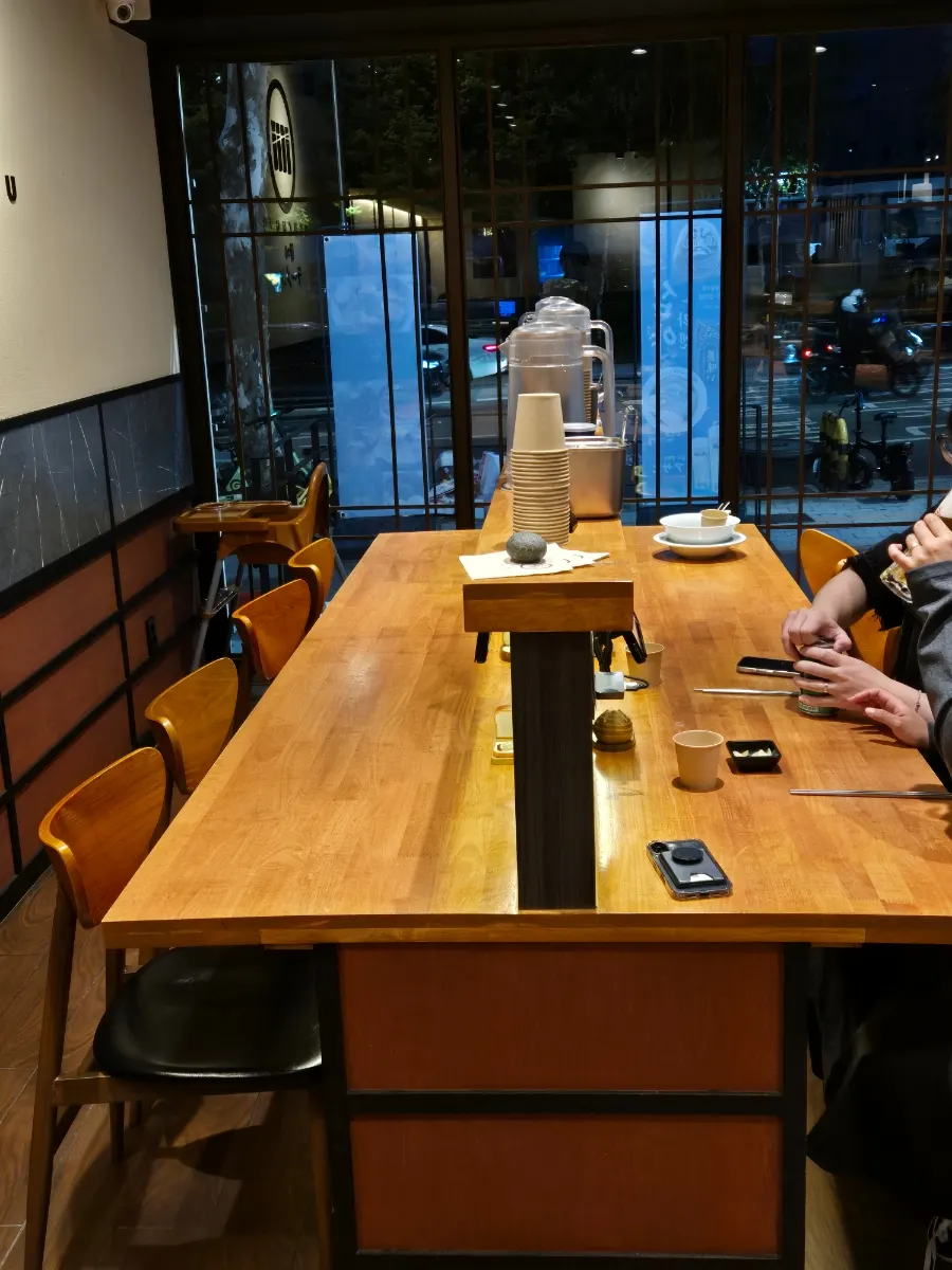 Solo-bar seating in front of the kitchen
