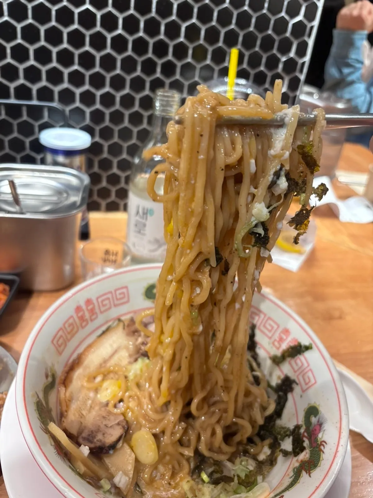 Pouring kelp vinegar over abura soba