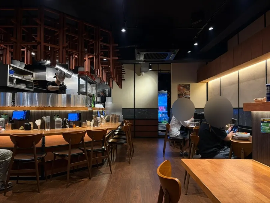 コンセプチュアルな店内の座席配置