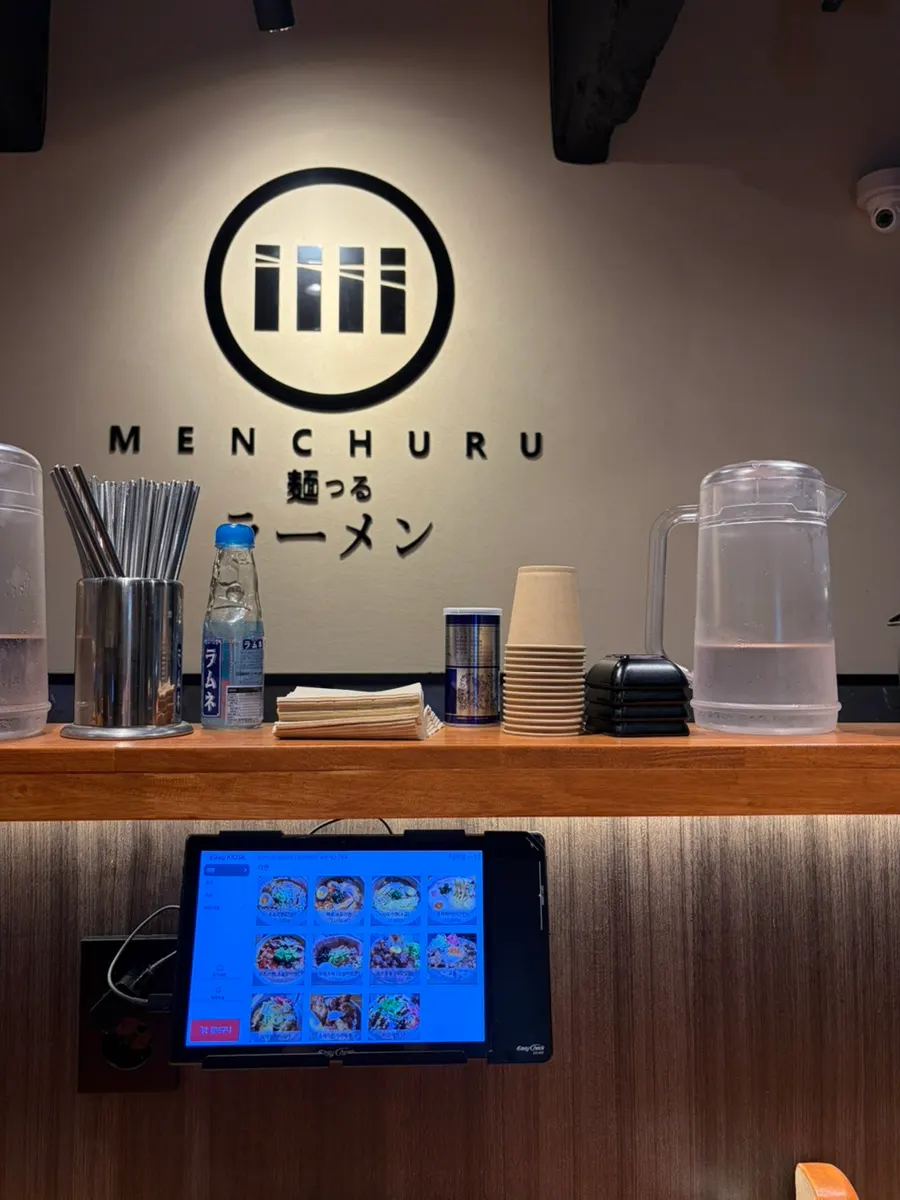 箸や水、たくあんを取るセルフバー