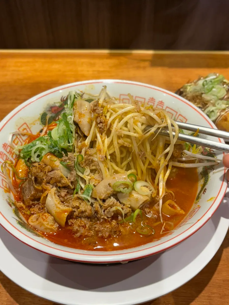 もやしがぎっしり入ったモツラーメンのスープの中