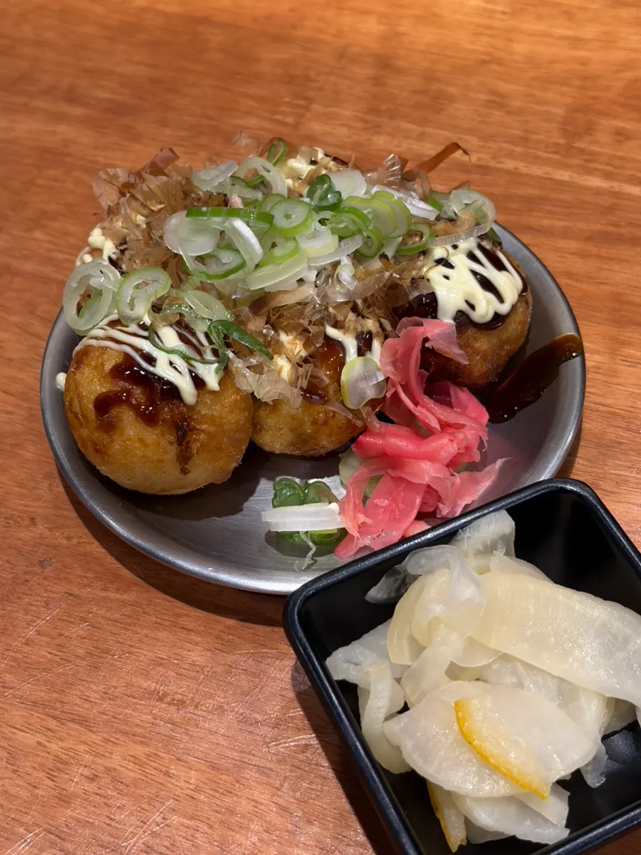 タコが一切れ入ったタコヤキの断面