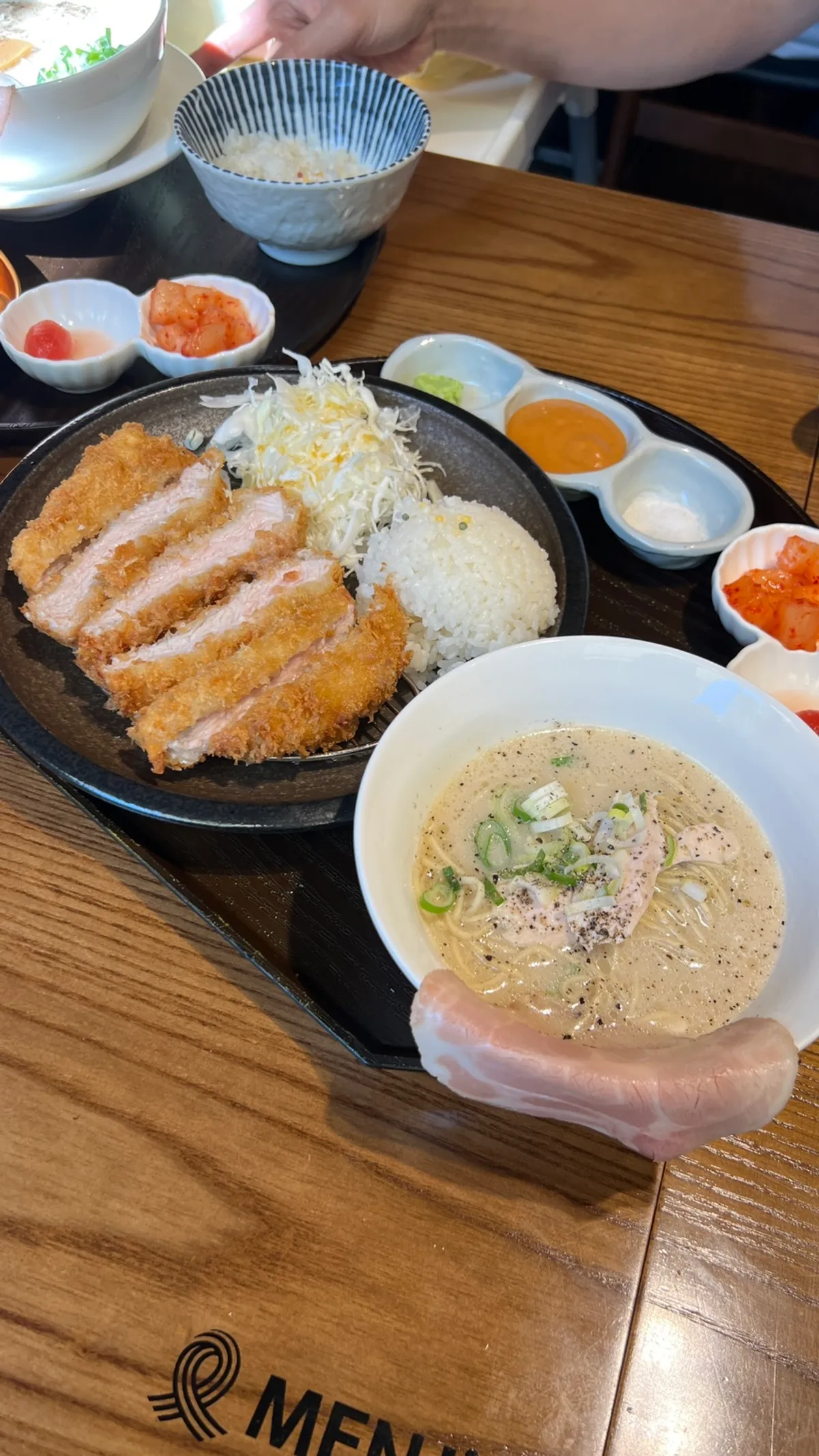 멘지 하남미사점 라멘과 돈카츠 정식 상차림