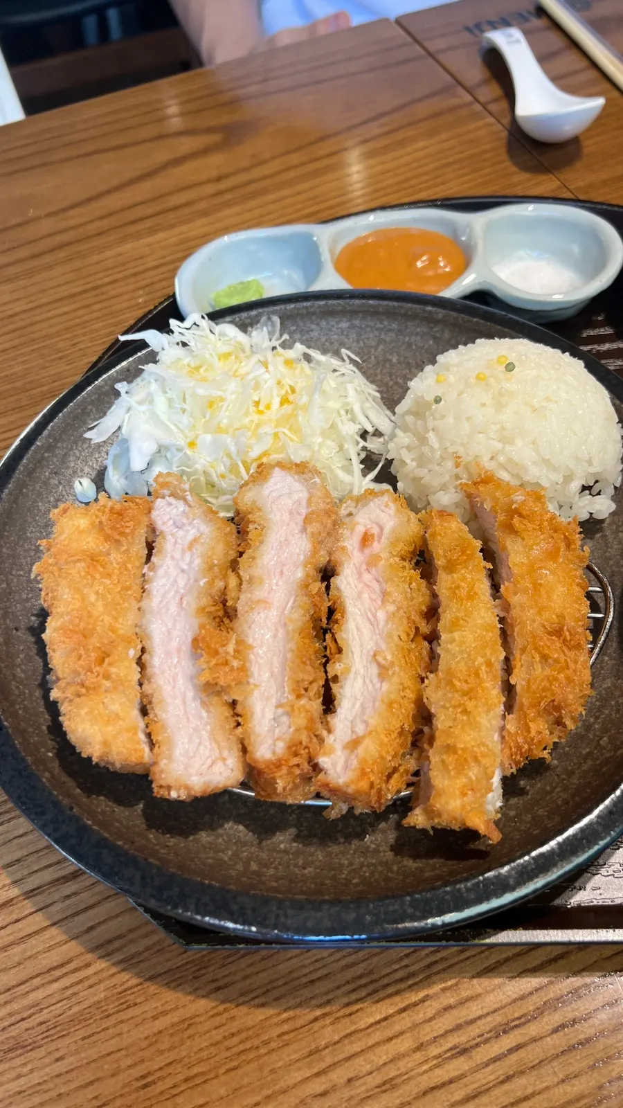 아기 식기에 덜어 놓은 돈카츠