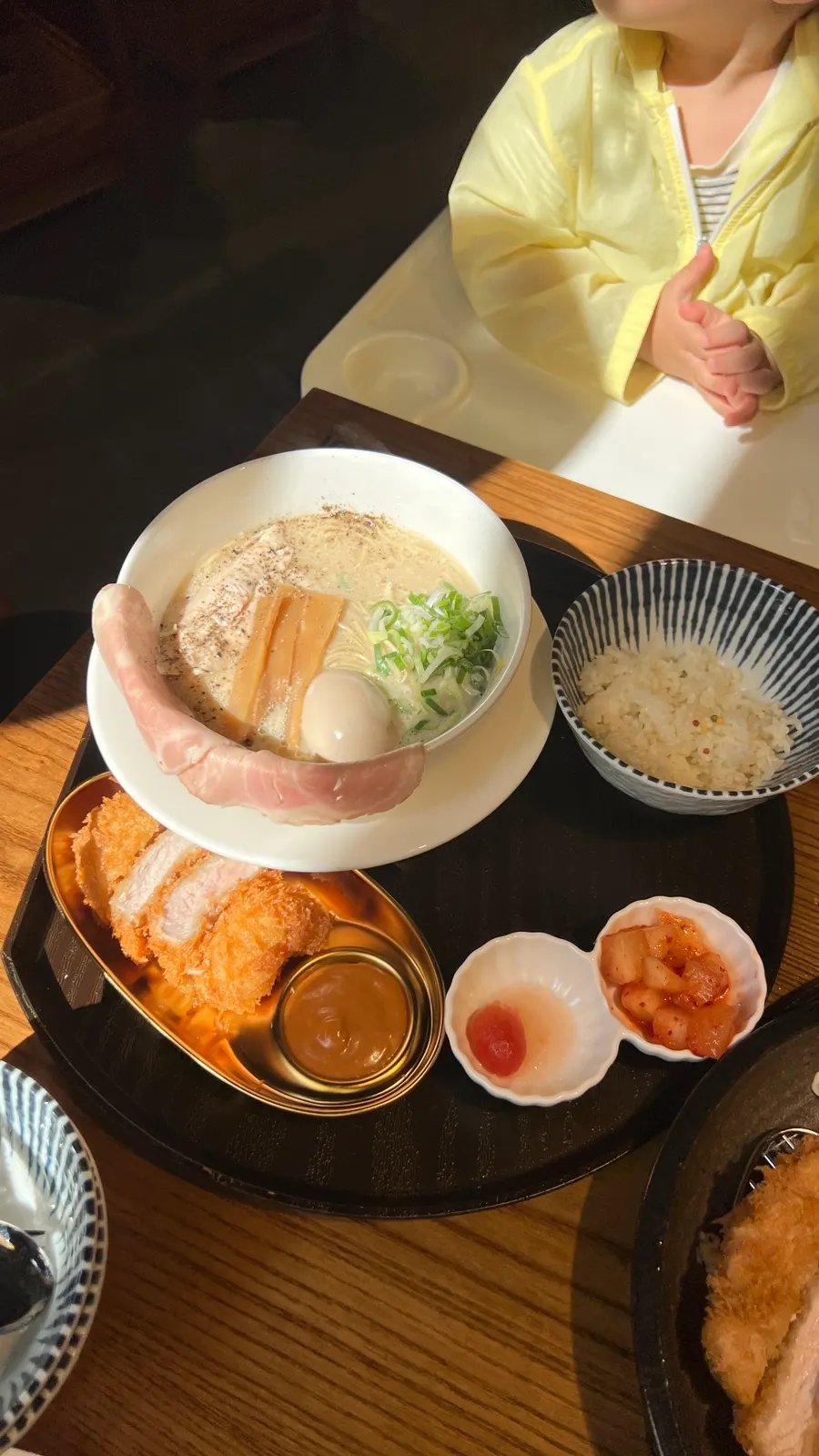 계란 노른자가 올라간 토리파이탄 라멘
