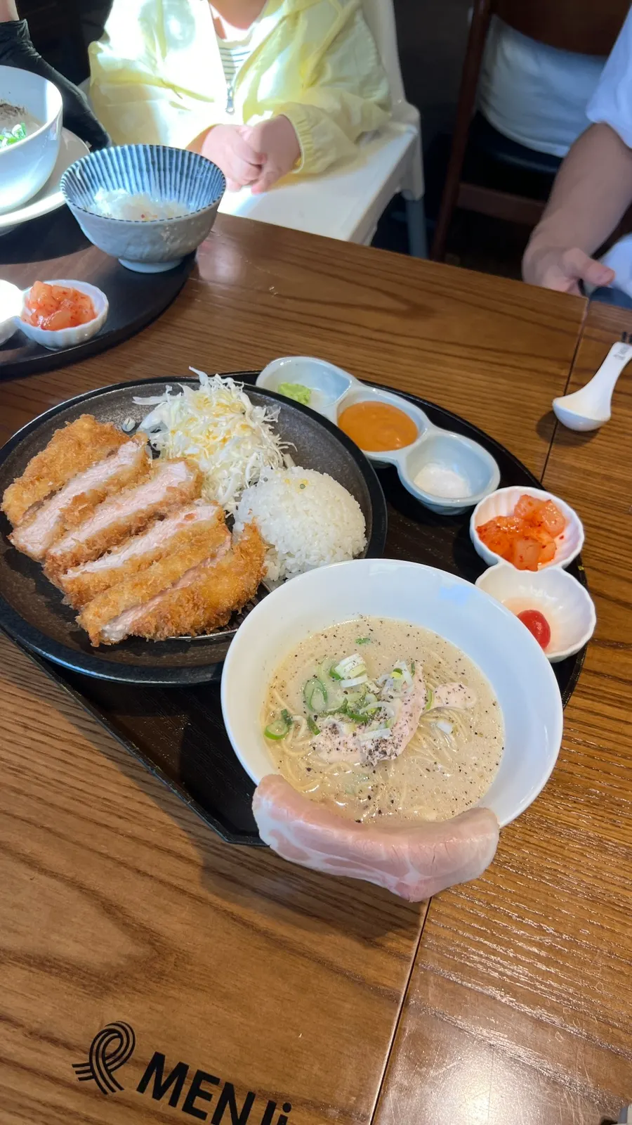 아이가 먹기 좋게 덜어 놓은 라멘과 밥