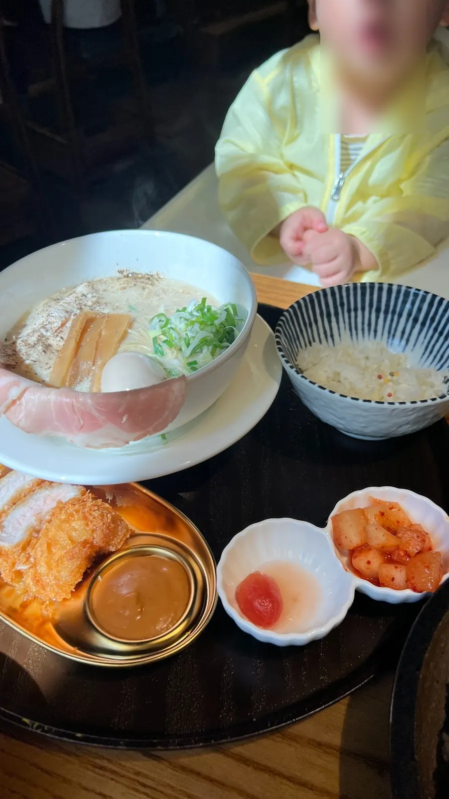 라멘과 돈카츠가 함께 놓인 가족 테이블