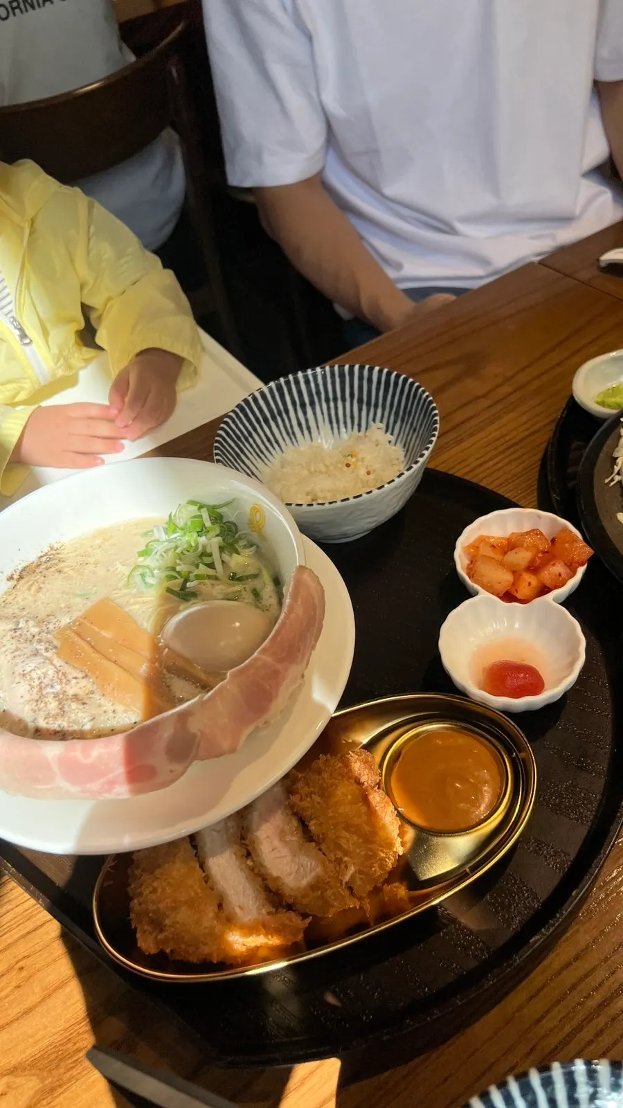 정식과 반찬이 차려진 식사 마무리 장면