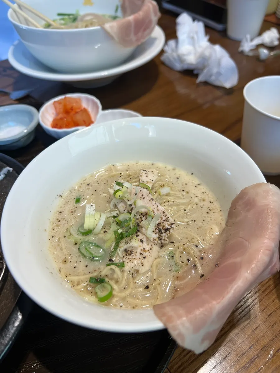 아기 의자와 아기 식기가 준비된 좌석