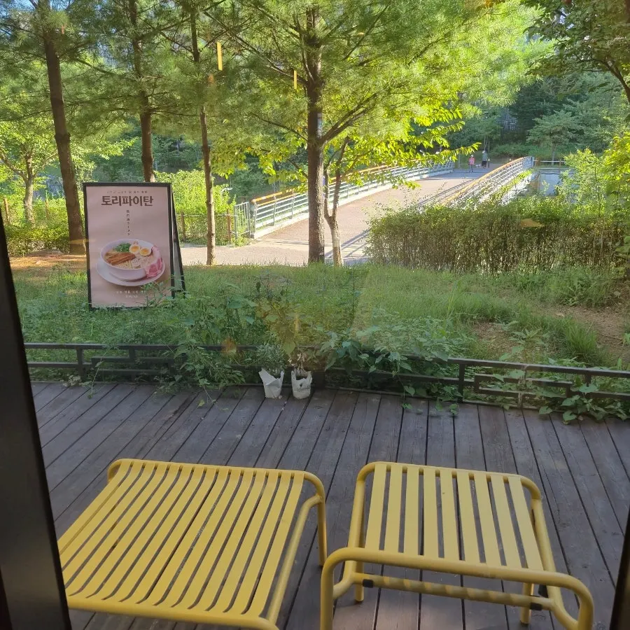 여럿이 앉을 수 있는 테이블 좌석