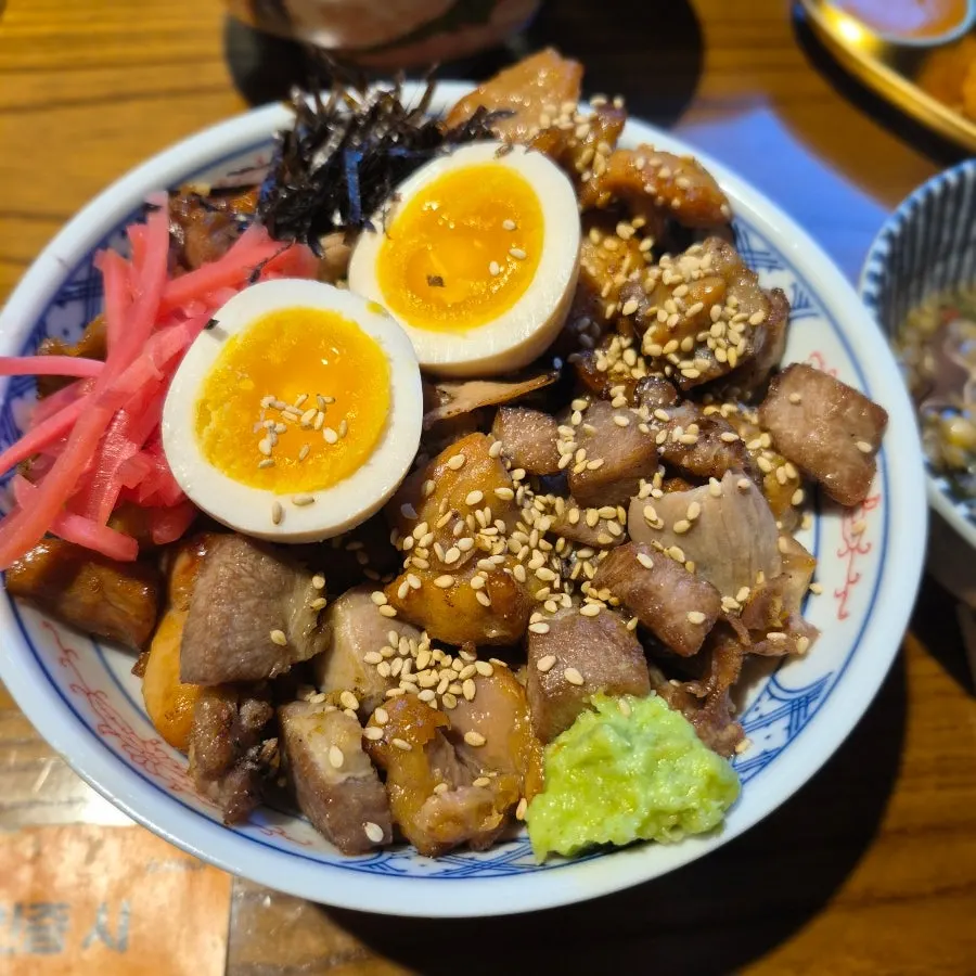닭고기와 돼지목살을 올린 야끼토리동