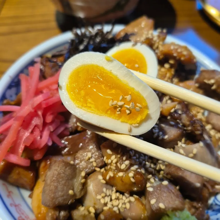 야끼토리동 고기와 밥을 함께 담은 한 숟갈