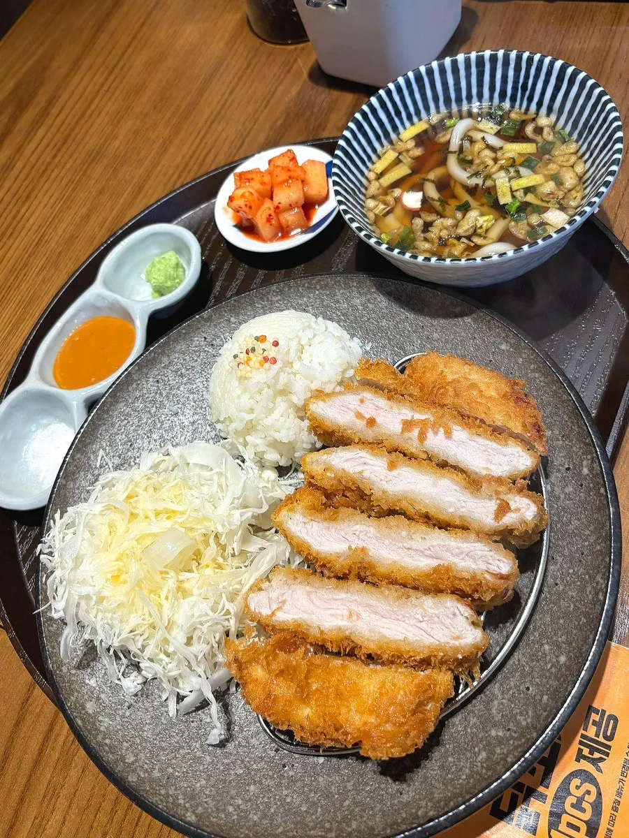 Menji's kara tantanmen topped with dadegi