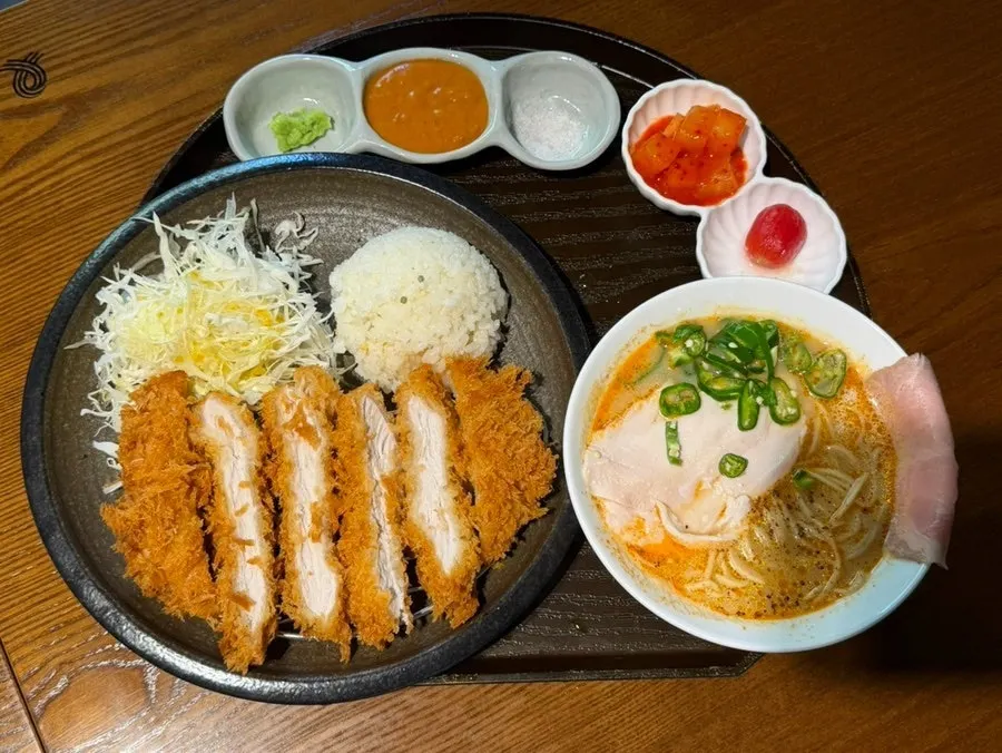 진한 닭육수의 매콤한 토리파이탄 라멘