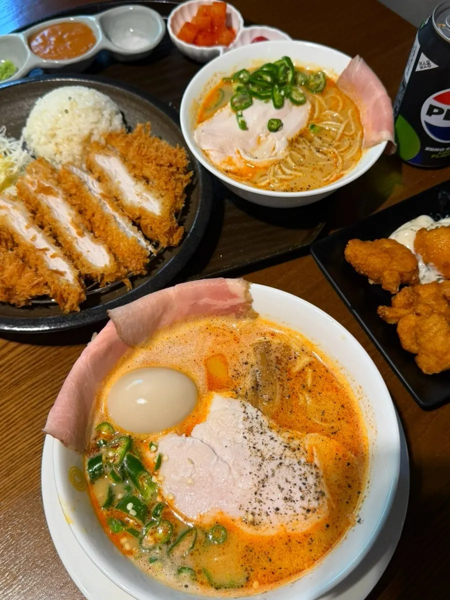 라멘과 함께 차려진 가라아게 한 상