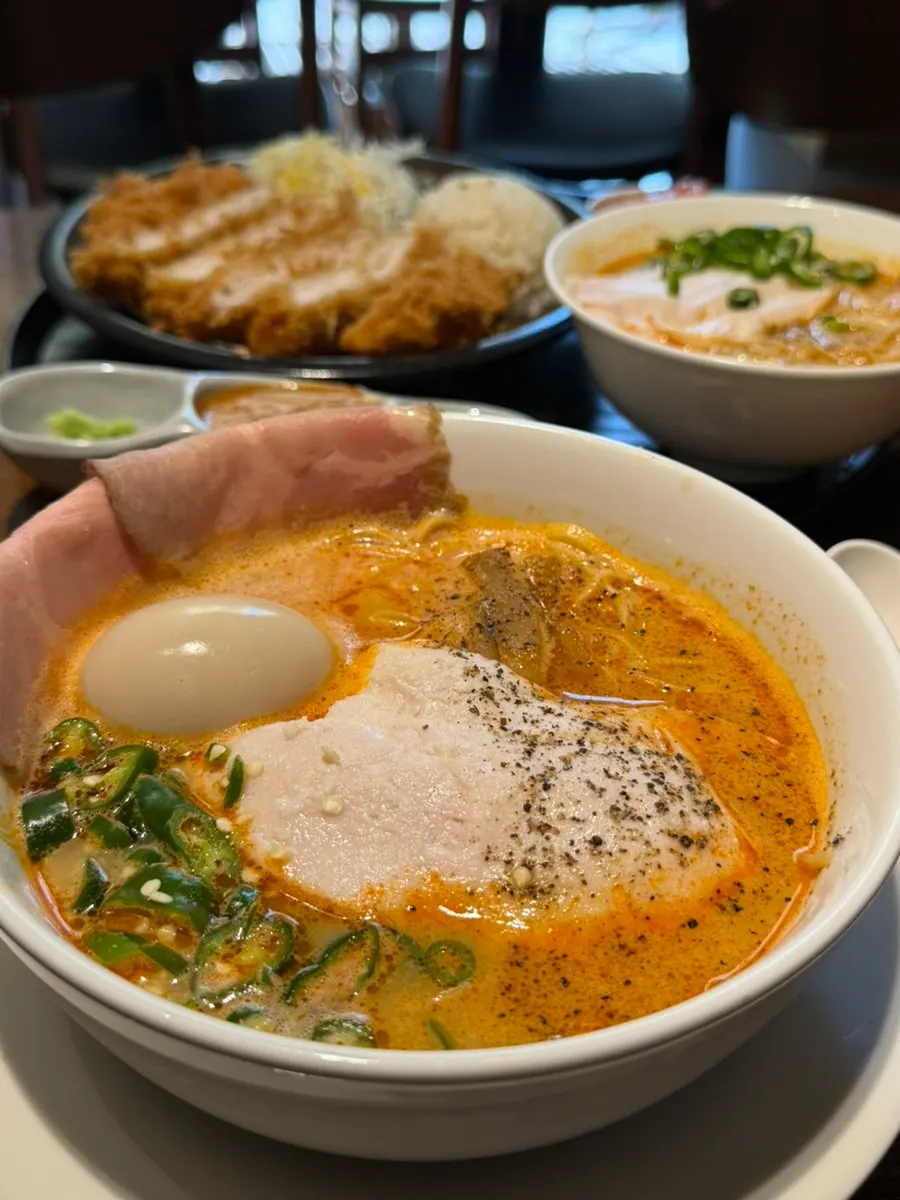 돈카츠와 매콤한 라멘을 함께 즐기는 상차림