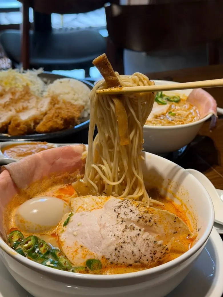 청양고추가 가득 올라간 라멘 고명