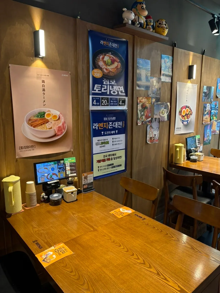 バーテーブル中心に作られたMenji店内
