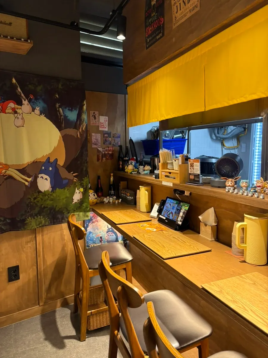 日本風の照明が置かれたMenjiの座席全景