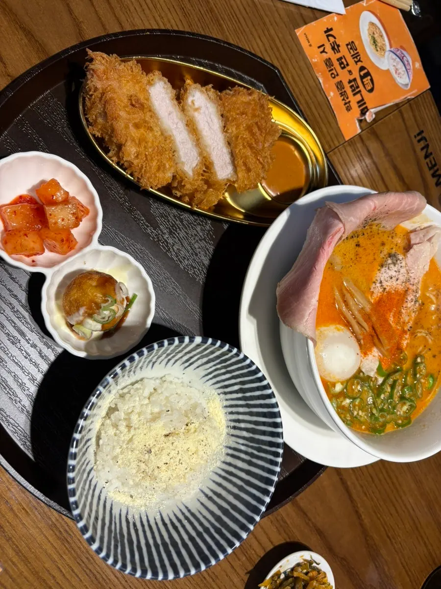 ラーメンセットとヤキトリ丼が一緒に並んだ食卓