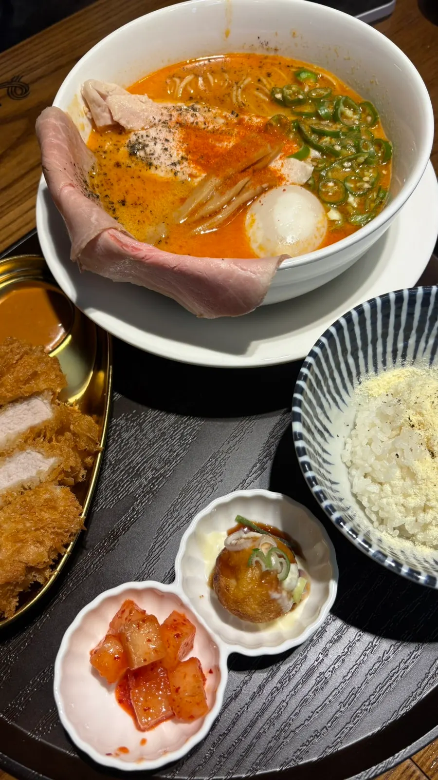 トッピングがたっぷり乗ったMenjiの手作りラーメン