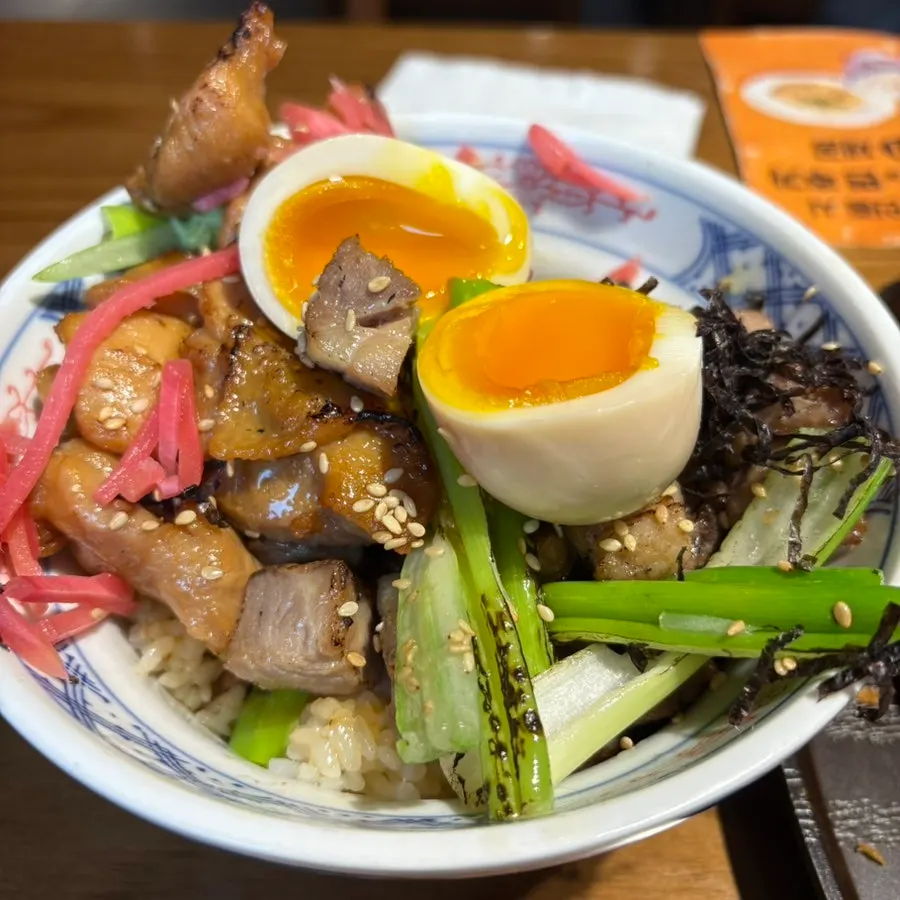 鶏肉がたっぷりのMenjiのヤキトリ丼