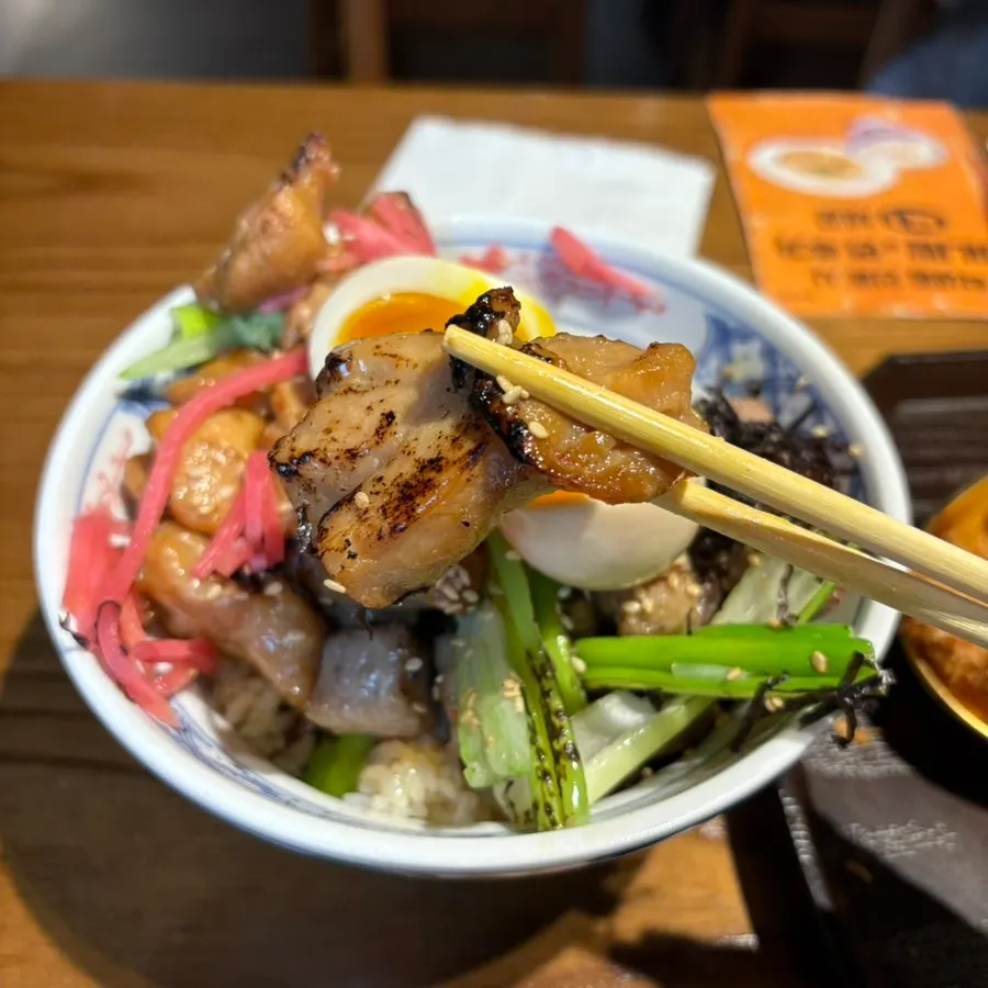 香ばしい焦げ香が漂うヤキトリ丼のクローズアップ