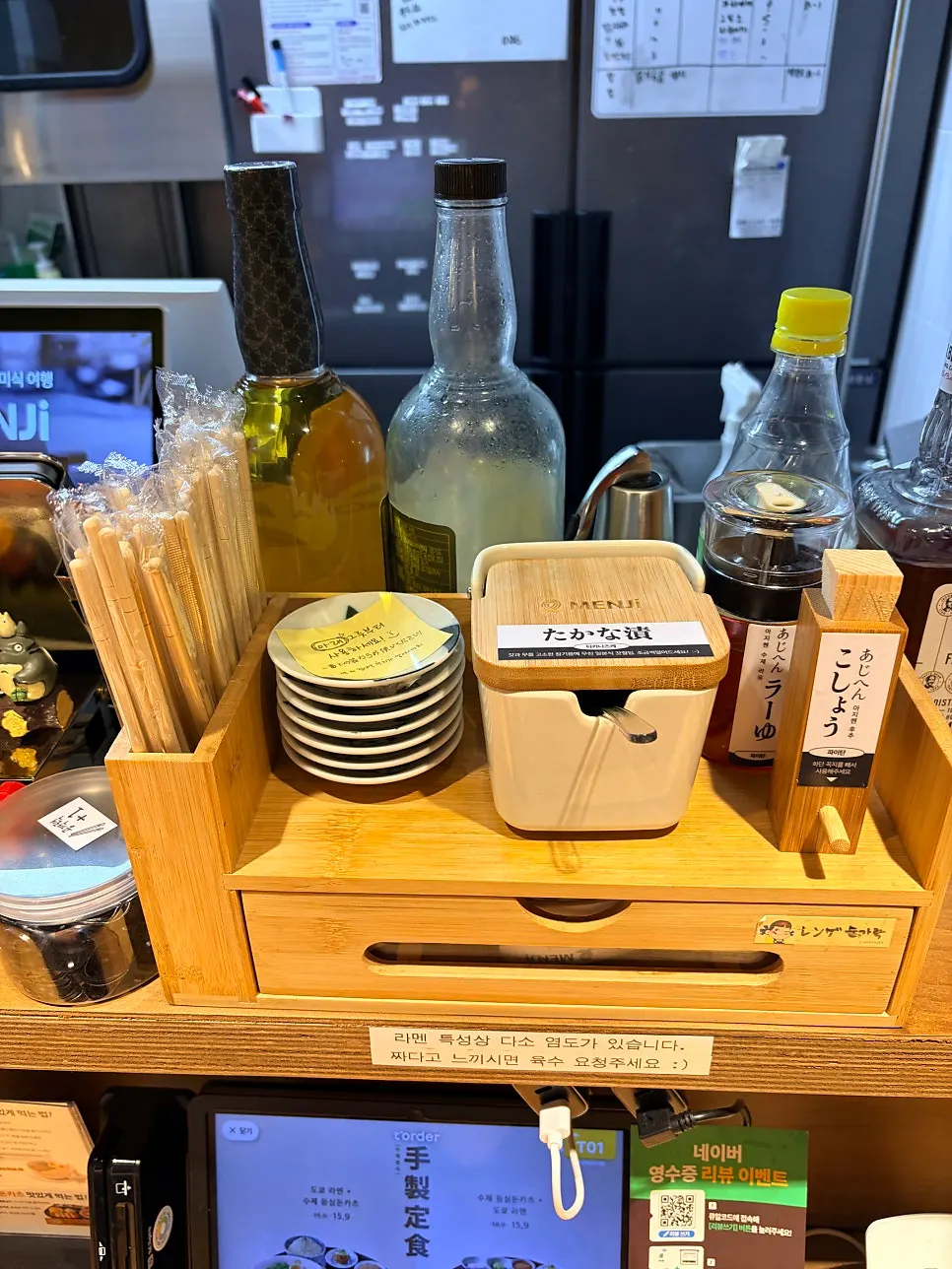 핸드폰 거치대가 있는 주방 앞 바 테이블