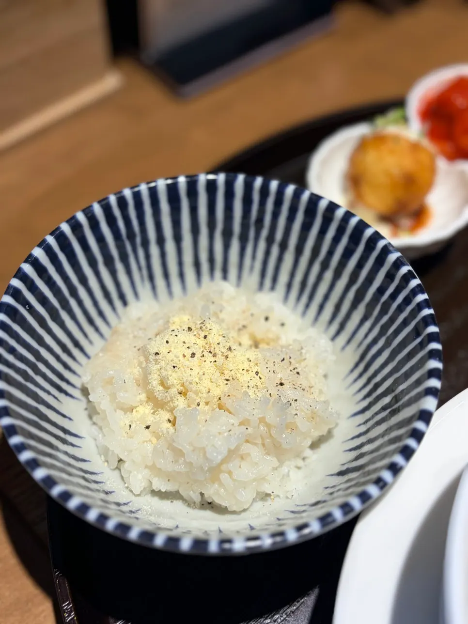 통밀이 들어간 자가제면 생면을 들어올린 장면