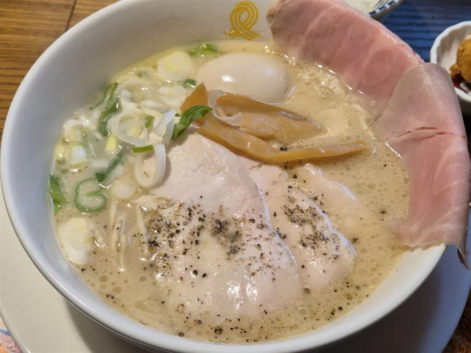 뽀얗게 걸쭉한 토리파이탄 라멘 한 그릇