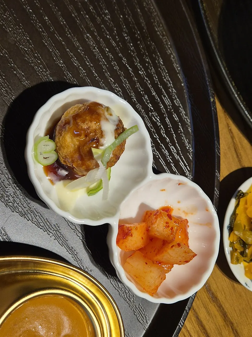 작은 접시에 담긴 반찬 구성