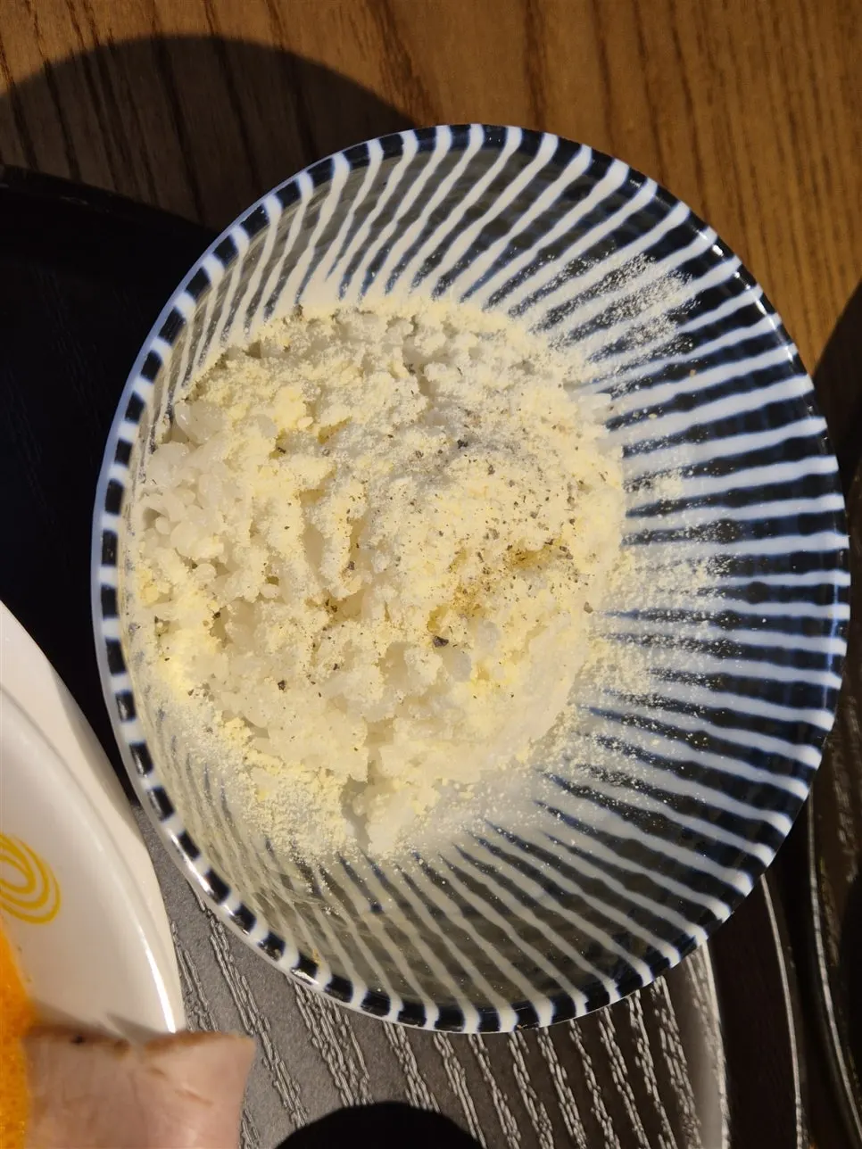치즈가루가 듬뿍 올라간 치즈밥