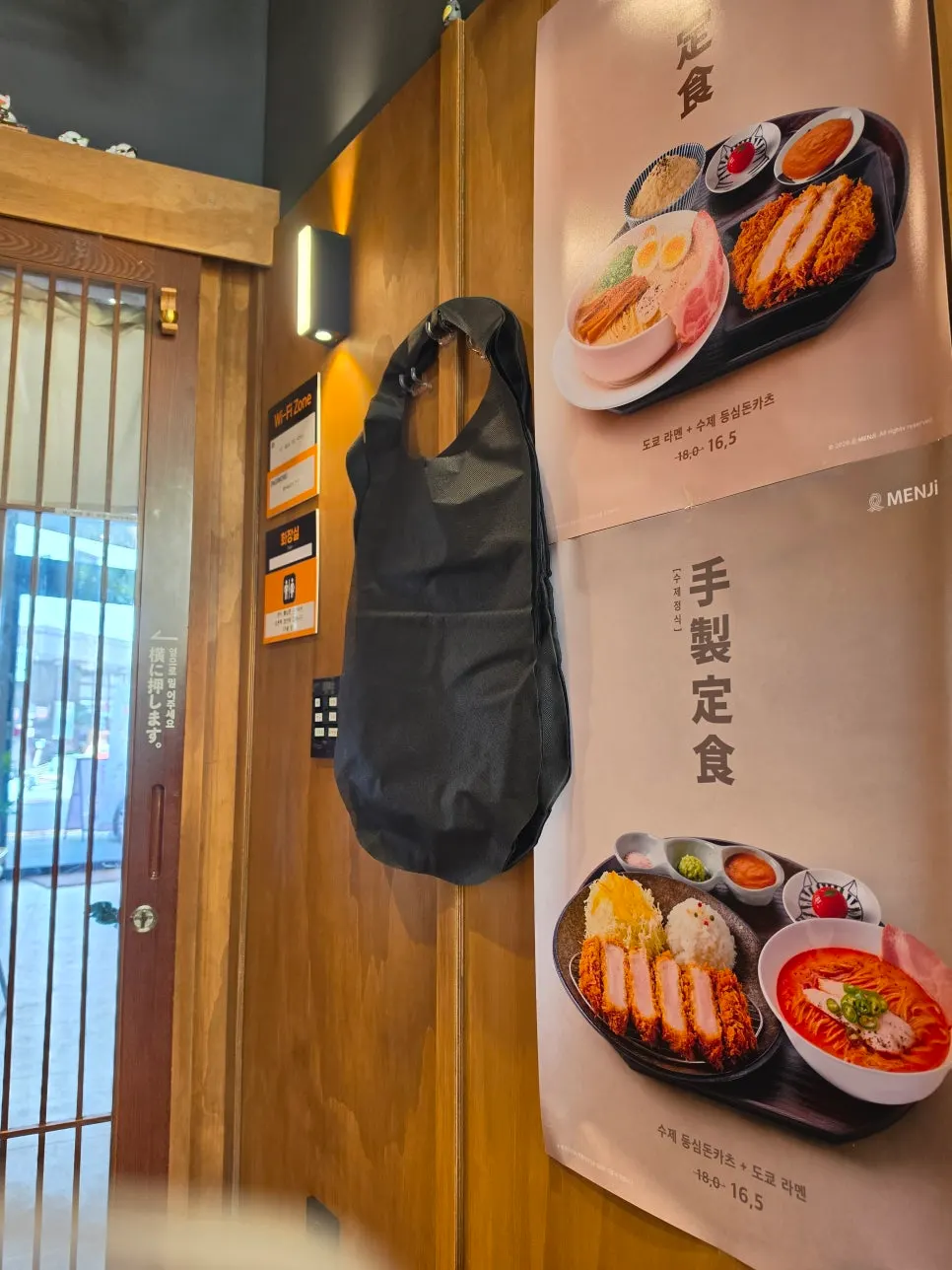 테이블에 준비된 앞치마