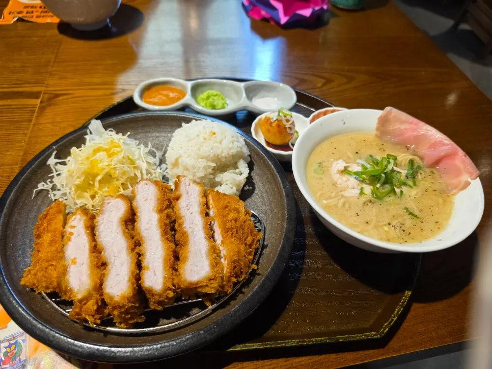라멘과 등심돈카츠 정식 세트