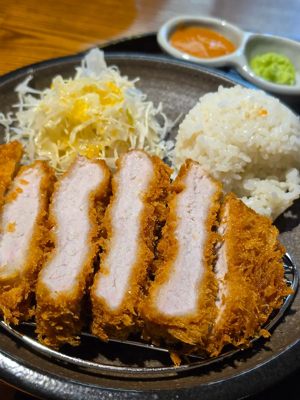 돈카츠 단면과 라멘 조합