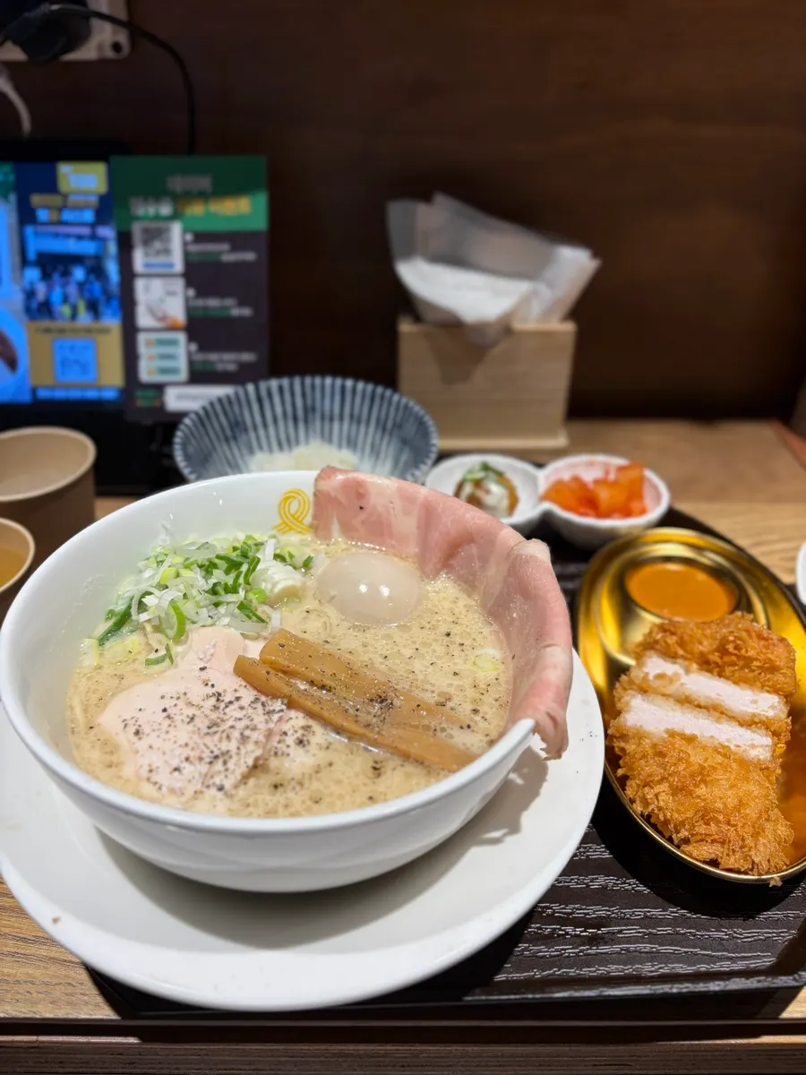 토리파이탄 라멘과 등심돈카츠 세트 상차림