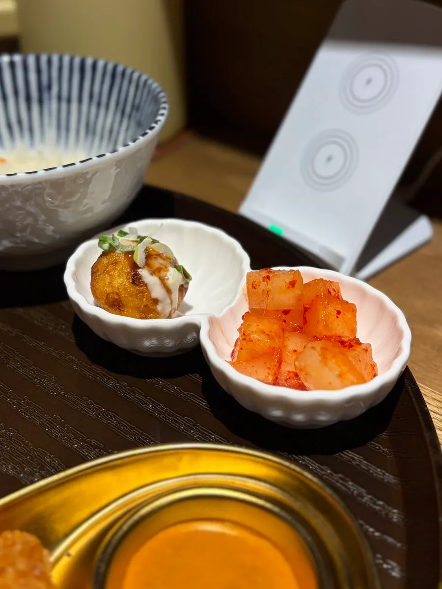 차슈와 반숙 계란이 올라간 라멘 그릇