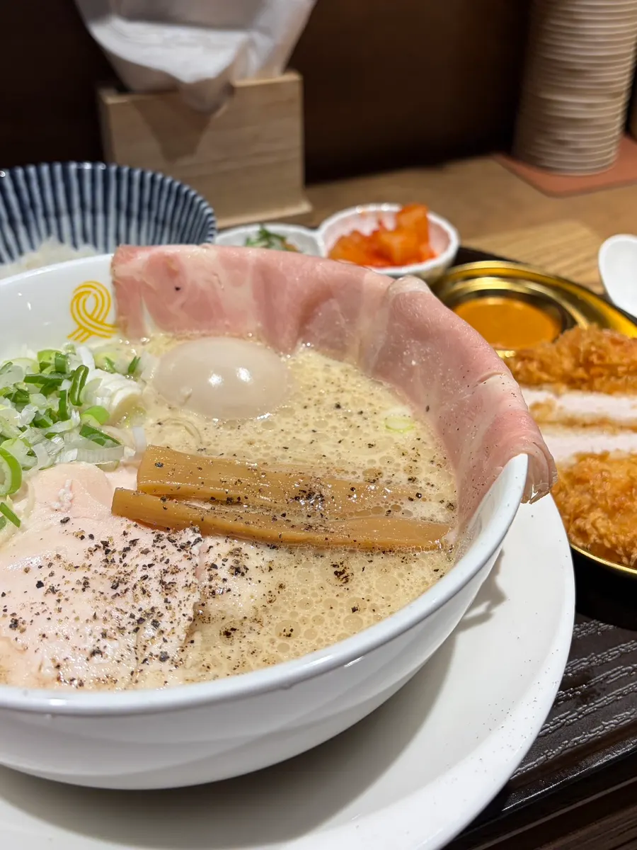 세트에 함께 나온 미니 밥과 깍두기, 타코야끼