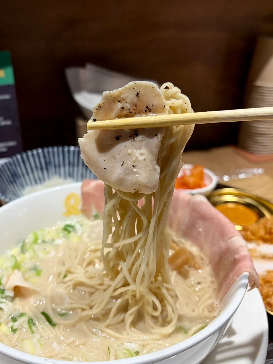 진한 닭 육수 라멘 클로즈업
