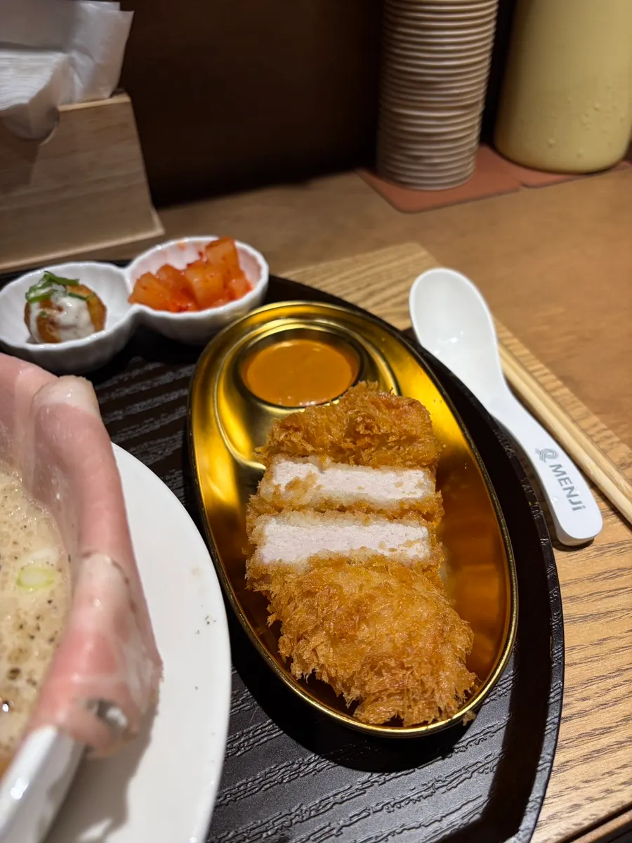 반으로 가른 반숙 타마고